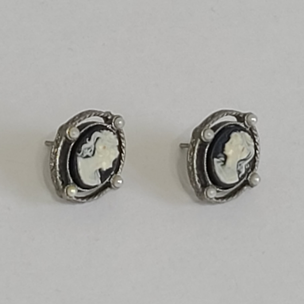 Vintage Victorian Silver Tone Oval Black White Lady Cameo Pearl Stud Earrings - Picture 5 of 14